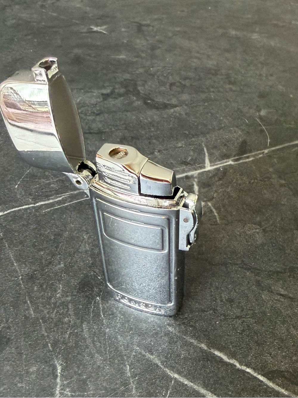 Men’s Silver Flip-Top Lighter — Polished Metal Finish